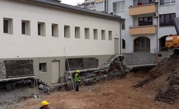 Жилищен блок се строи в двора на бургаското училище Любен