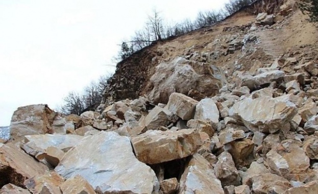 Затвориха част от пловдивско училище заради опасно надвиснала огромна скала