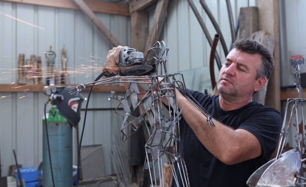 Jump е една от забележителните творби на скулптора Живко Седларски