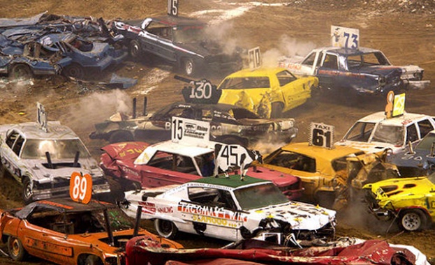 Луда надпревара е зрелищно шоу със собствени ръчно направени автомобили