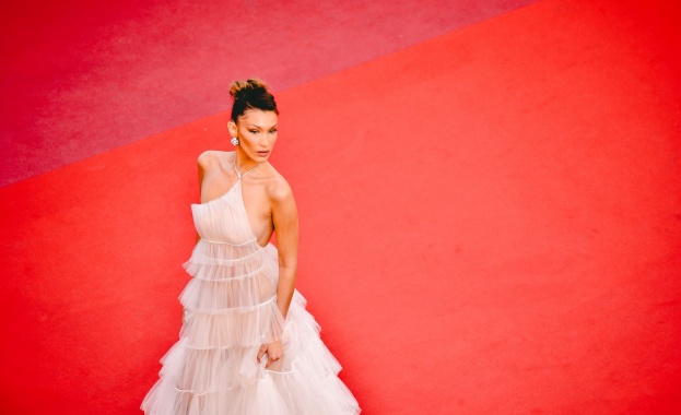 Топмоделът Бела Хадид се появи на червения килим в Кан