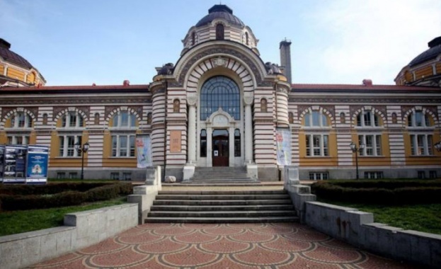 Граждани излязоха в центъра на София по халати с цел