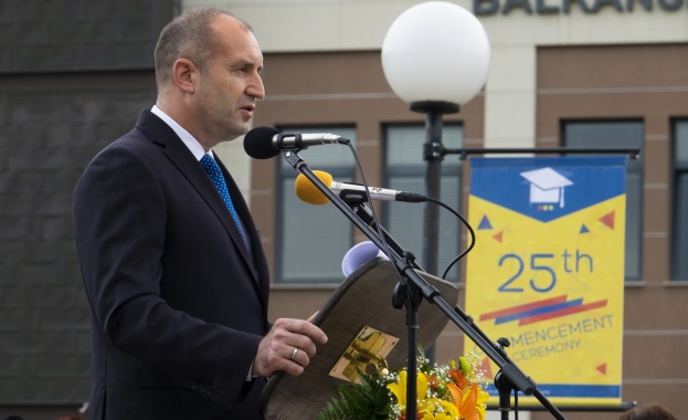 197 бакалаври от 17 държави получиха своите дипломи днес на