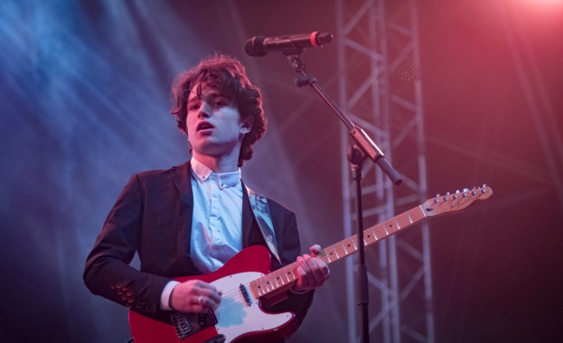 Синът на Боно Илайджа Хюсън който свири със състава Инхейлър