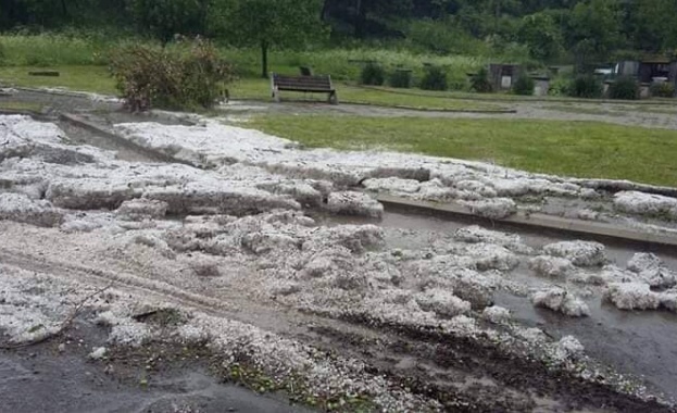 Мощна буря с градушка удари Северозападна България Леден дъжд с