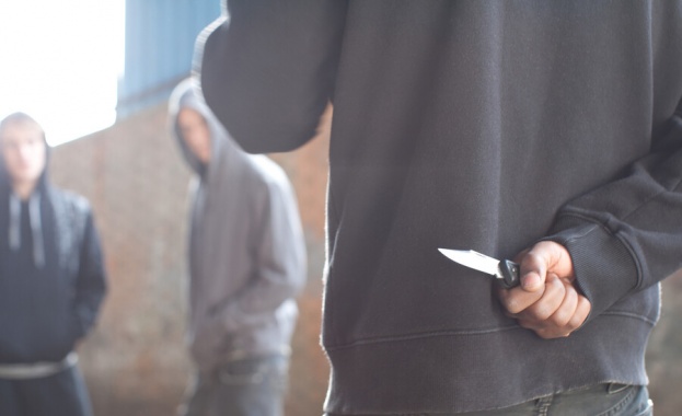 Полицията в Санкт Петербург издирва извършители на атака с нож