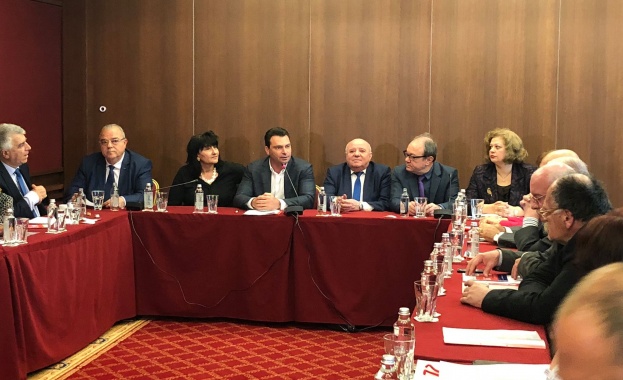 Връзката между образованието науката и икономиката е изключително важна заяви