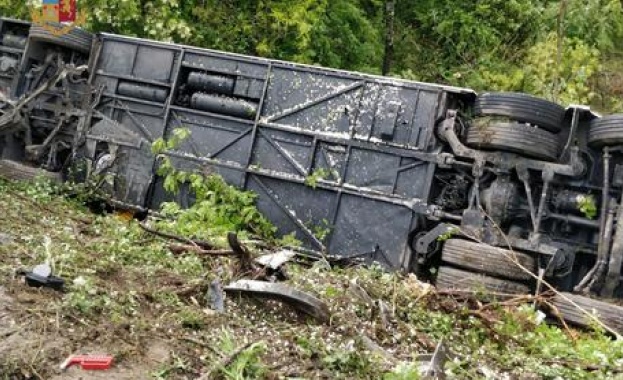 Поне един човек е загинал след като двуетажен автобус с