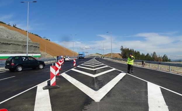 Днес пускат движението по новопостроения участък от магистрала Струма след