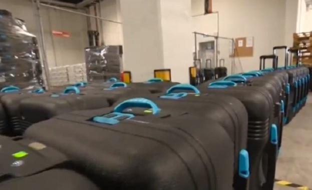 Машините за електронното гласуване тръгват към избирателните секции в страната