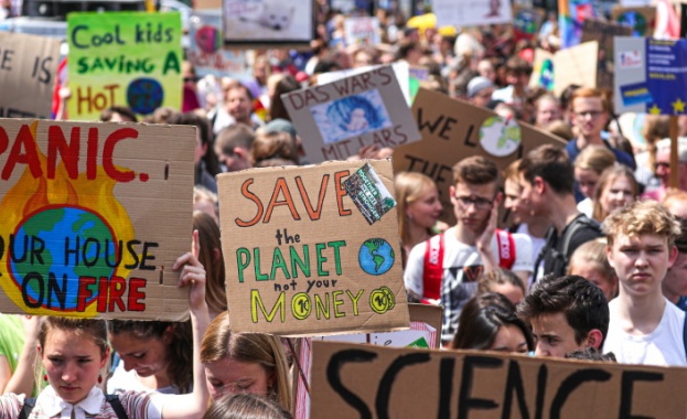 Стотици хиляди протестиращи млади хора и ученици провеждат демонстрации в