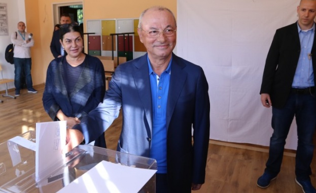 Ахмед Доган гласува в една от избирателните секции на столичното