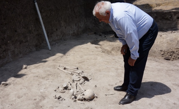 Раннонеолитен гроб на около 7 600 години откри в селище