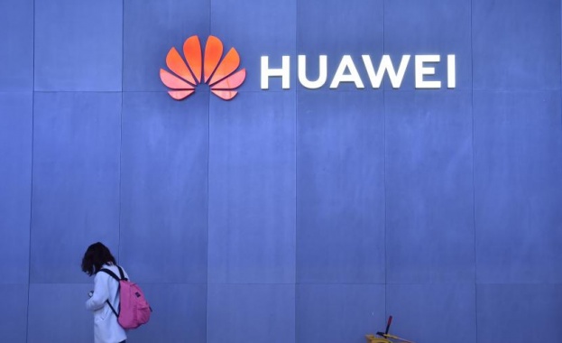 Huawei обяви, че преразглежда отношенията си с американската куриерска компания