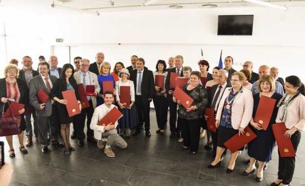 За мен е огромна чест да споделя с изтъкнати дейци