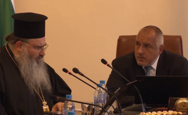 Варненският митрополит Йоан с показно от заседанието на МС Варненският