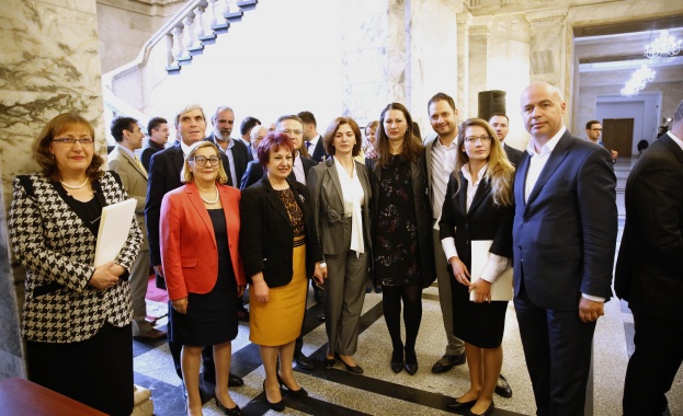 Евродепутатите избрани от листата на БСП за България Елена Йончева