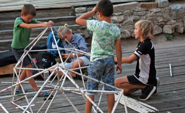 Младежкият хълм ще се напълни с малчугани които ще градят