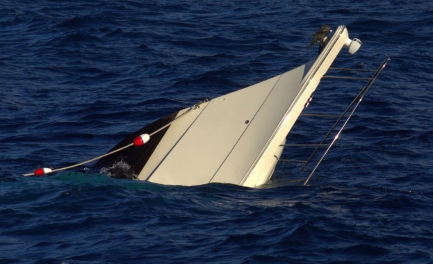 Трима души загинаха след като надуваема лодка се преобърна в