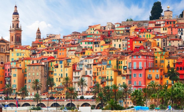 Мантон е последният френски град преди границата с Италия която