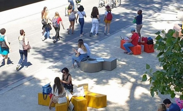 Край Сена жителите и гостите на града четат българска поезия