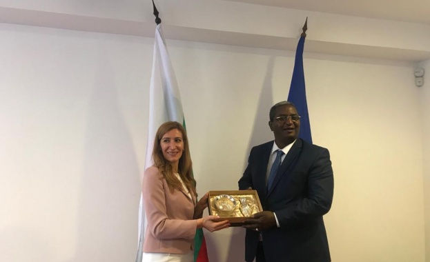 Министър Ангелкова разговаря с министъра на туризма и занаятите на