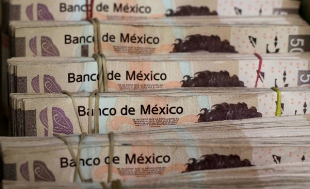 Мексиканското песо което месеци наред устояваше на лошите новини в