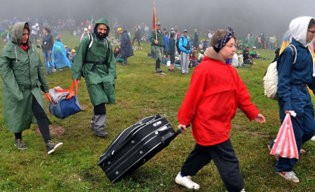 Въпреки лошото време хиляди българи се събраха на връх Околчица