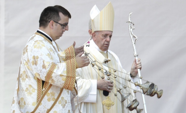 КрОСС Папа Франциск отдаде почит днес на католиците които са