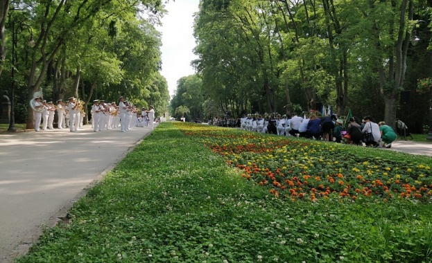 Десетки варненци се събраха на общоградското поклонение пред паметника на