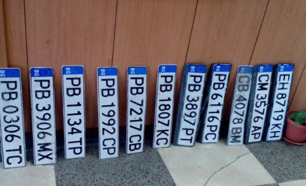 Над 30 регистрационни номера на автомобили изплуваха от наводнението в