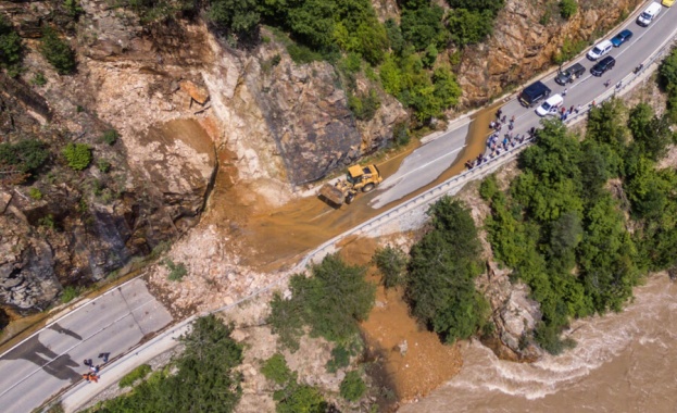 Обилните валежи в района на Пловдив са активизирали свлачище по
