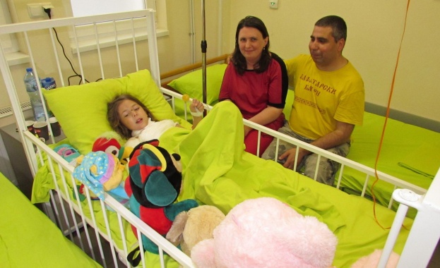 6 годишното дете което пострада най тежко от светлинно звукова граната при полицейски