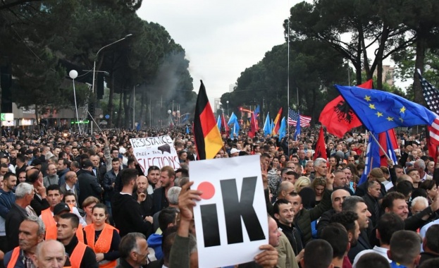 Десет полицаи и още други трима души бяха ранени в