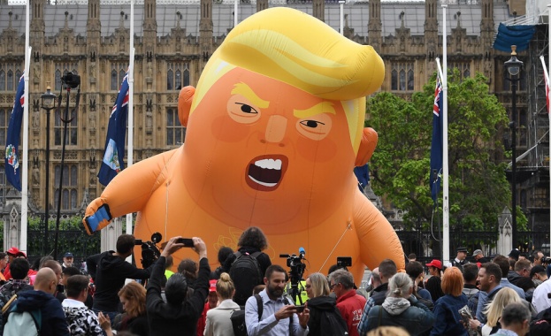 Хиляди се включиха в митинг срещу Тръмп в Лондон Протестиращите