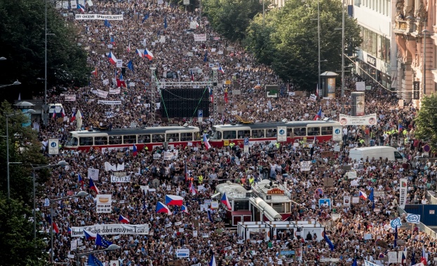 Повече от 100 000 души излязоха на протест в Прага