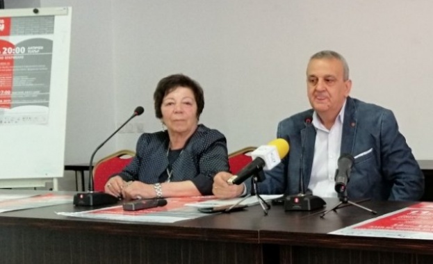 С неизменната Алея на книгата десетки автори и деца от