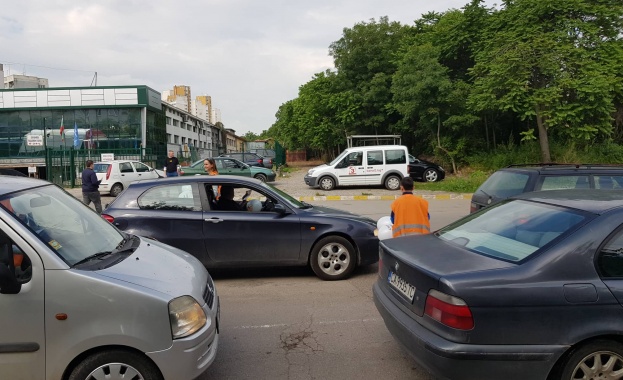 Деца на служители на НКЖИ днес раздадоха стотици балони на