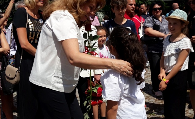 Днес знамето на омразата и разединението иска да се вее