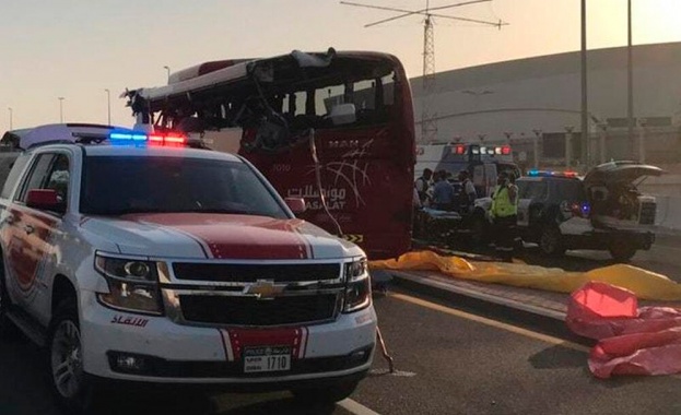 Туристически автобус с ученици се сблъска с лек автомобил в