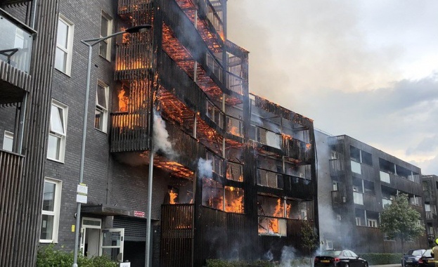 Поне 20 апартамента в жилищен блок в Лондон изгоряха. Голям