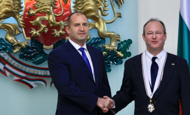 Президентът Румен Радев награди днес посланика на САЩ у нас