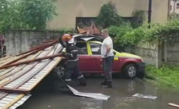 Поройни дъждове и силни бури засегнаха град Търгу Жиу в