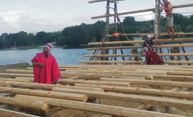 Двама боливийски индианци от племето аймара започнаха да строят 14-метровия
