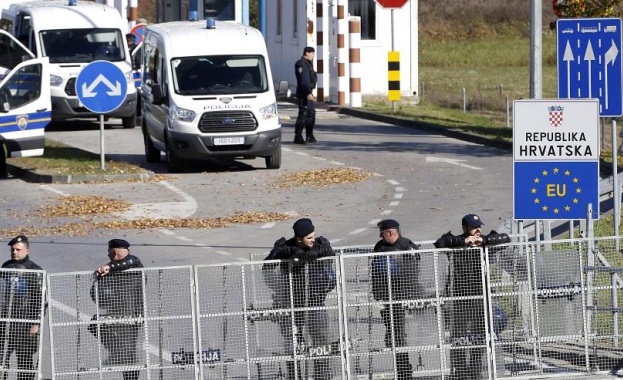 Хърватското министерство на вътрешните работи издигна висока метална ограда по