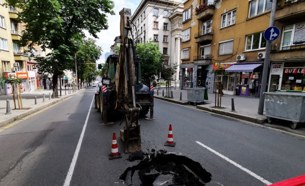 Голяма дупка зейна в асфалта на столичната улица Г.С.Раковски до