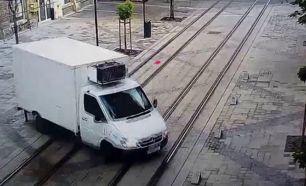 Бус събори стълб на новоремонтираната столична улица Граф Игнатиев Кадрите