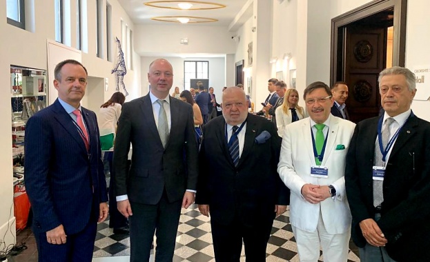 С активната си роля на организатор на международни инициативи България