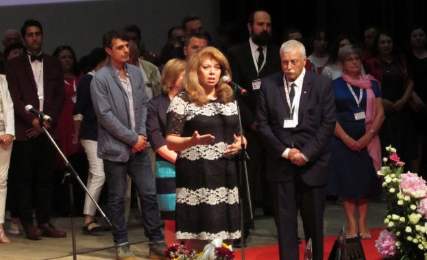 Свикнахме да общуваме помежду си чрез електронните устройства и забравихме