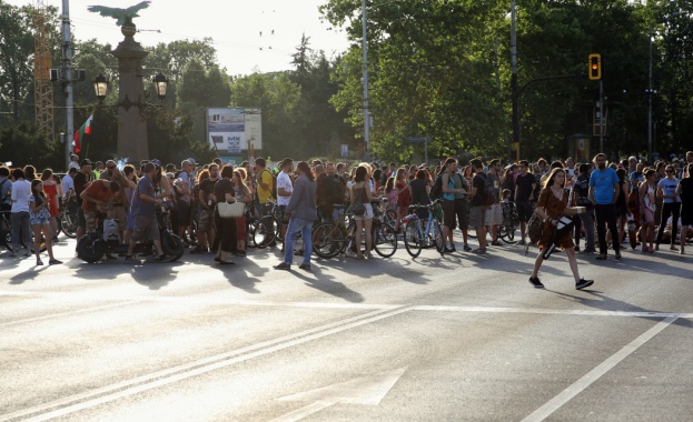 Около 100 души блокираха и снощи Орлов мост в знак